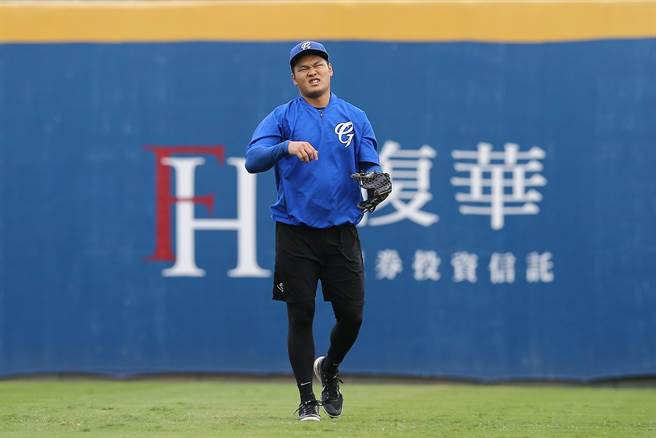 富邦悍將范國宸賽前進行外野守備練習。（杜宜諳攝）