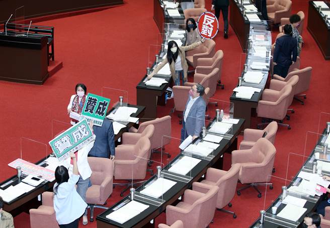 立法院19日院会处理「跟踪骚扰防制法草案」，并表决争议条文。（姚志平摄）