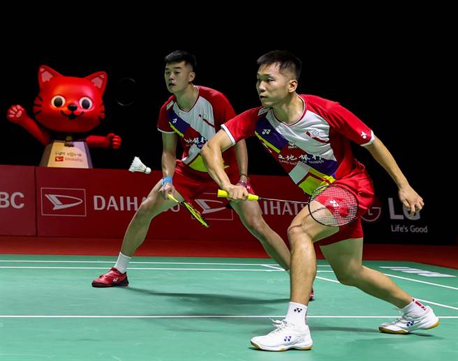 李洋（右）与王齐麟在印尼大师赛不敌大马对手，无缘男双4强。（资料照／badminton photo提供）