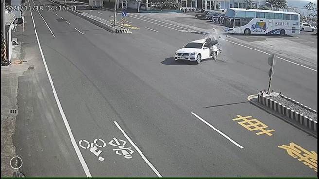 枋寮警分局19日会勘车祸现场，决定封闭该事故迴转道3个月，并加装测速照相机及限速50公里。（警方提供／谢佳潾屏东传真）