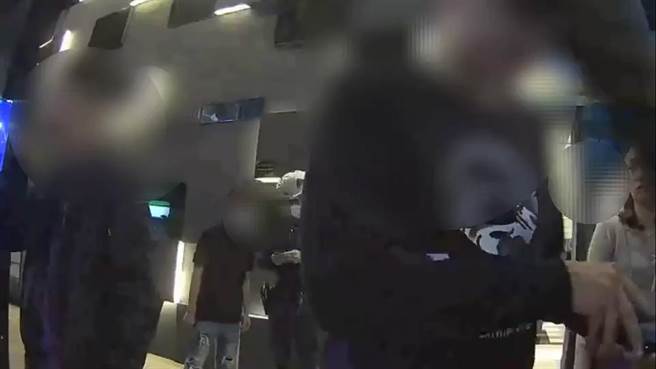 王男掏证件时不小心掉出吸管。（警方提供）