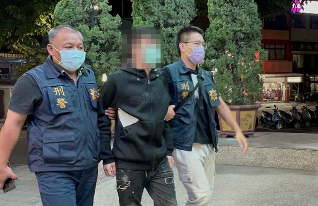 高雄出现棒球队持棍棒殴人事件，2名男子遭口罩矇眼痛殴，警方循线带回相关涉案人员，图为徐男。（洪靖宜摄）