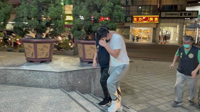 高雄出现棒球队持棍棒殴人事件，2名男子遭口罩矇眼痛殴，警方循线带回相关涉案人员，图为方男。（洪靖宜摄）