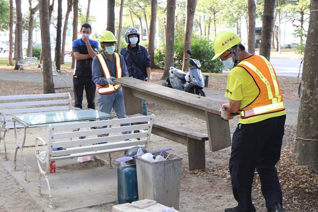 嘉義市政府這兩天到世賢路自行車道進行聯合稽查。（嘉義市政府提供／張亦惠嘉市傳真）