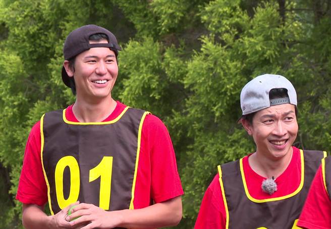 风田（左）白目调侃赵正平。右为张立东。（台视提供）