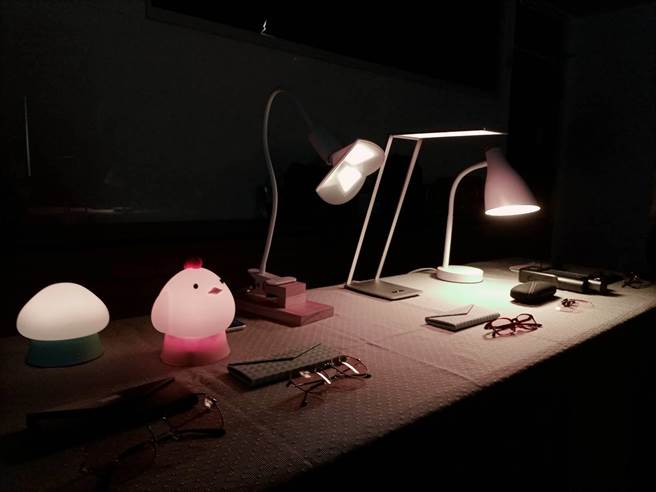 清大教授周卓煇建議，閱讀時更換成無藍害的燭光色檯燈，將可保護重度使用者的眼睛。（邱立雅攝）