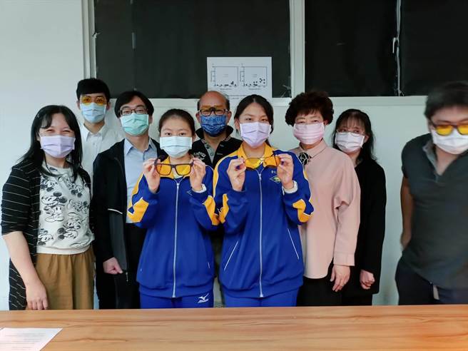 清大周卓煇團隊、台大眼科醫師及與曙光女中研究發現，近視度數越深的人，看書所需要的亮度越高，導致光照視網膜炎的機率越高。（邱立雅攝）