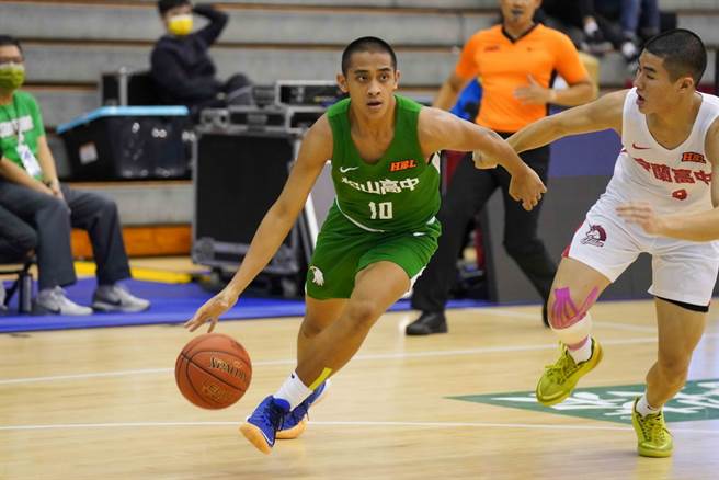 松山高中后卫林现惟持球突破。(高中体总提供)