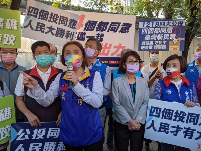 國民黨高雄民主街講，陳玉珍路口助講。（曹明正攝）