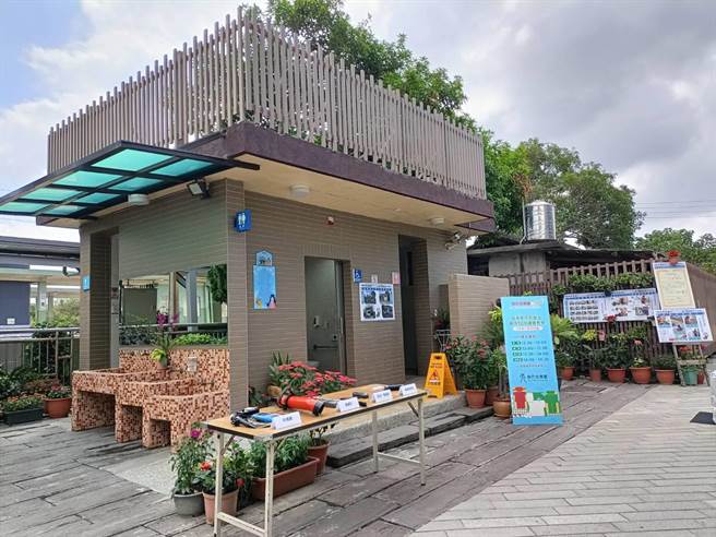 斯巴克首度公开专属台湾的厕神，Kirei（日语漂亮）绮丽女神和Pika（日语乾净）浣熊，作为公益论坛代言人。（陈淑娥摄）