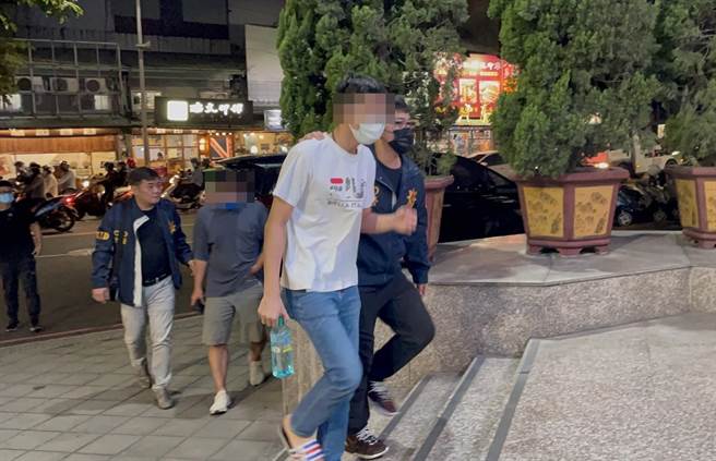 高雄发生棒球队街头押人狂殴、电击棒电人的暴力事件，警方陆续带回8名涉案人员。（洪靖宜摄）