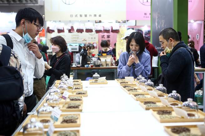 「2021台湾国际茶、酒、咖啡展」，19日于南港展览馆一馆一楼、四楼展出，吸引许多民眾前往品豆香。（邓博仁摄）