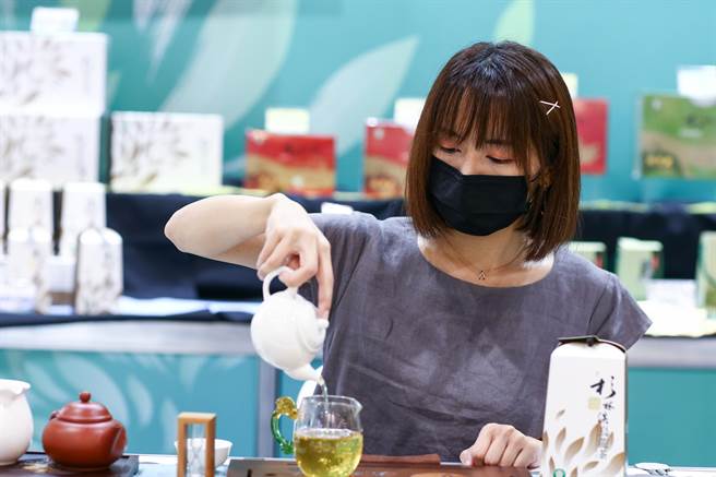 展出业者精心准备好茶等候观眾。（邓博仁摄）