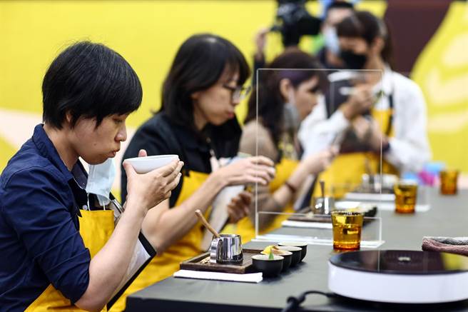 「2021台湾国际茶、酒、咖啡展」，19日于南港展览馆一馆一楼、四楼展出，主办单位举办咖啡大赛，评审专心品咖啡。（邓博仁摄）