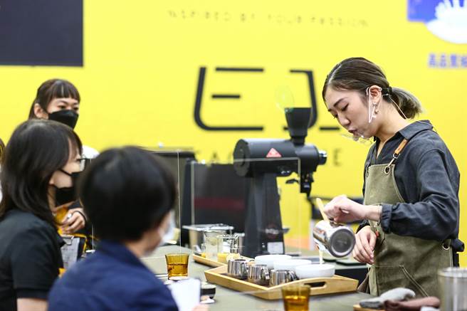 主办单位举办咖啡大赛，参赛者专注的调制花式咖啡。（邓博仁摄） 