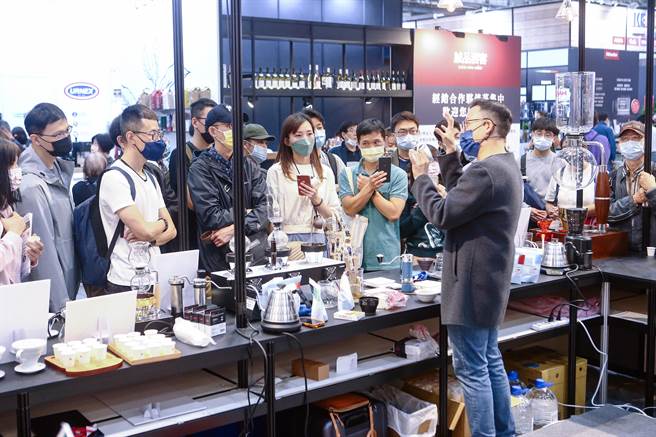 参展厂商举办说明会，吸引许多民眾前往聆听。（邓博仁摄） 