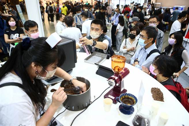 参展厂商举办说明会，吸引许多民眾前往聆听。（邓博仁摄） 