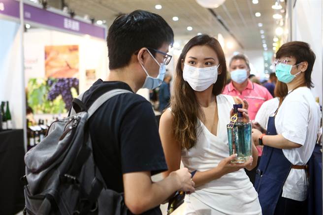 19日于南港展览馆一馆一楼、四楼展出，酒商纷纷推出好酒。（饮酒请勿开车）（邓博仁摄） 