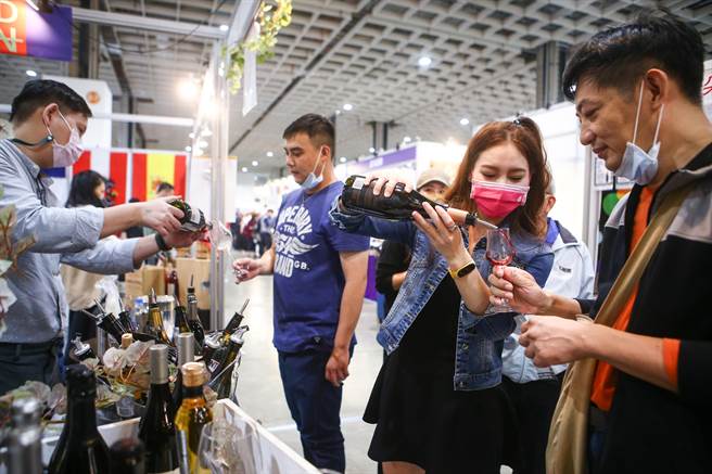 19日于南港展览馆一馆一楼、四楼展出，酒商纷纷推出好酒。（饮酒请勿开车）（邓博仁摄） 