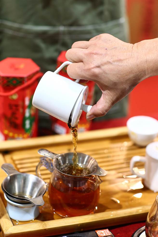 茶商纷纷推出好茶提供民眾品嚐。（邓博仁摄） 