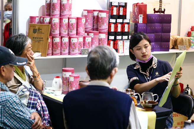 茶商纷纷推出好茶提供民眾品嚐。（邓博仁摄）