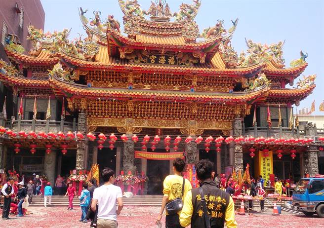 桃園市大園福海宮建廟至今近170年歷史，廟內有重要傳統民俗「飛輦轎、過金火」。（桃園市政府文化局提供／陳夢茹桃園傳真）