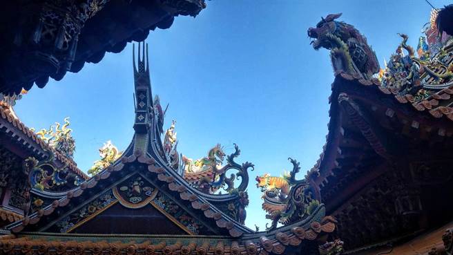 大園福海宮因廟址位處桃園機場第三跑道徵收範圍須搬遷，近期向文資審議會提出拆遷評估計畫，屋頂排頭被列為保存物件。（桃園市文化局提供／陳夢茹桃園傳真）