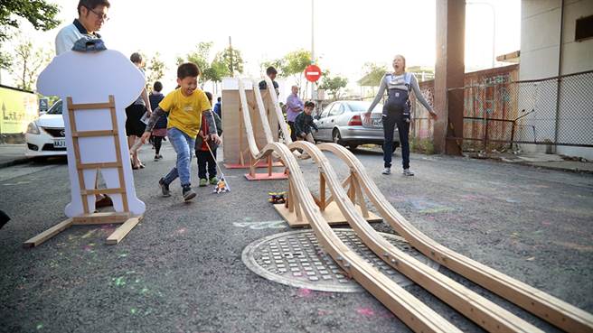 2021年大港自造节废材小车活动即将登场，超长跑道让大小朋友在马路上飙速追风。(图片提供/M.ZONE大港自造特区)