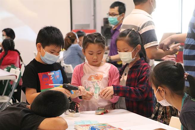 寓教于乐的废材小车热潮在校园中迅速蔓延，更是大港自造节的超人气项目。(图片提供/M.ZONE大港自造特区)