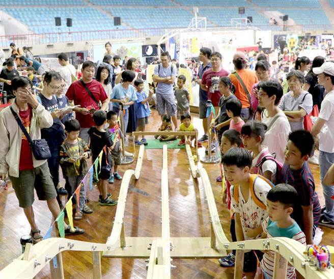 M.ZONE大港自造特区推出废材小车工作坊，结合不同的社会议题和场域特性，进行小车设计比赛活动时，小朋友玩得开心，也吸引许多围观群眾，相当热闹。(图片提供/M.ZONE大港自造特区)