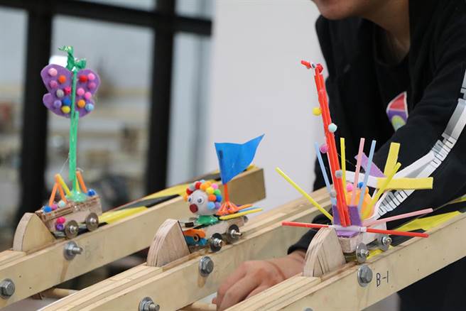 突破年龄与材料的限制，只要发挥想像力，废材也能摇身一变，成为独一无二的酷炫飞车！(图片提供/M.ZONE大港自造特区)