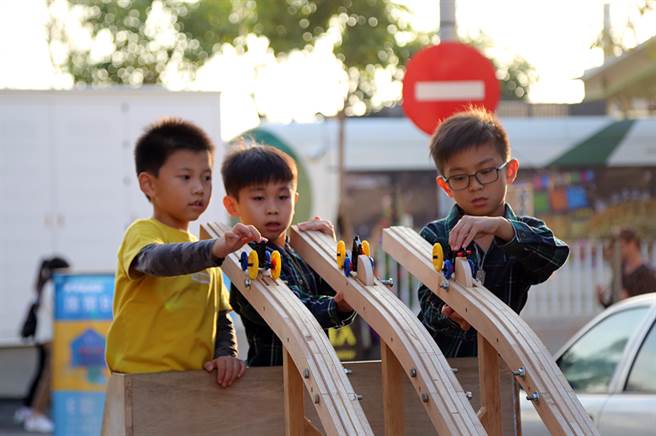 组装简单造型百变的DIY小车在轨道上疯狂奔驰，震撼的速度感彷佛拥有魔力，玩到停不下来。(图片提供/M.ZONE大港自造特区)