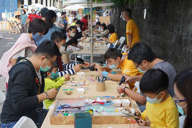 运用废弃材料打造小车DIY，重新组装成令人眼睛一亮的酷炫造型，非常适合亲子动手寓教于乐。(图片提供/M.ZONE大港自造特区)