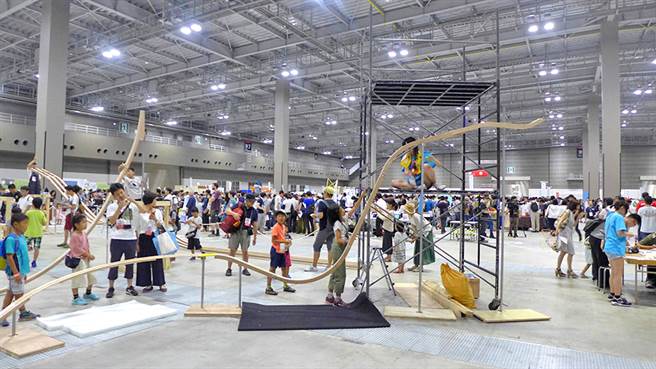 M.ZONE大港自造特区推出废材小车工作坊，结合不同的社会议题和场域特性，利用随手可得的生活废弃材料，进行小车组装设计。(杨育修摄自2018 Maker Faire Tokyo)