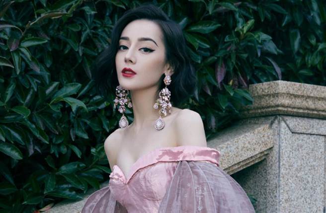 迪丽热巴18日出席ELLE风尚大典。(图／翻摄自嘉行迪丽热巴工作室微博)