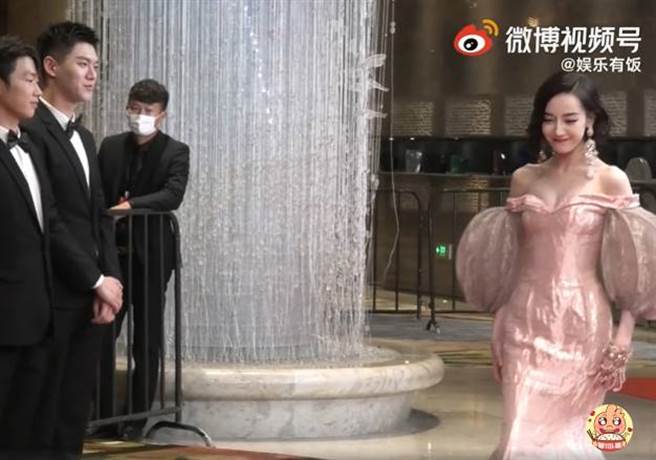 红毯工作人员直盯着迪丽热巴。(图／翻摄自娱乐有饭微博)