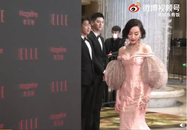 2名工作人员看呆表情引热议。(图／翻摄自娱乐有饭微博)