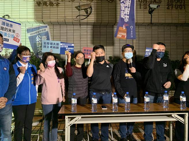 国民党台中二选区立委补选参选人顏宽恒(右三)到台中火力发电厂外力挺台北市议员罗智强，顏坦承投入补选一定万箭穿心，但「没想到这么快」。(林欣仪摄)