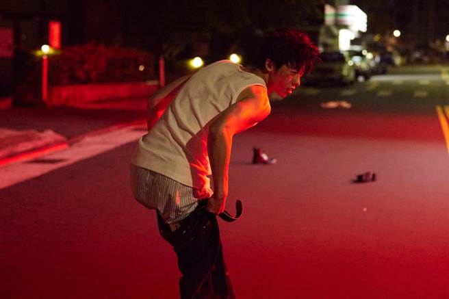 许光汉挑战化身狼狈的街头醉汉。（何乐音乐提供）