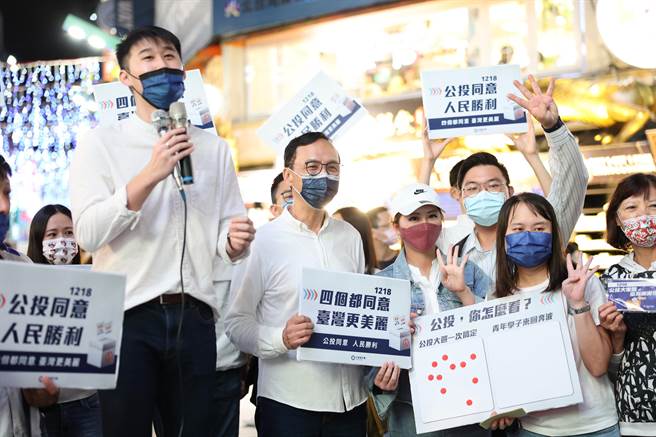 國民黨主席朱立倫晚間與20多位「青年民主戰隊」成員，赴西門町商圈公投街講。（國民黨提供）