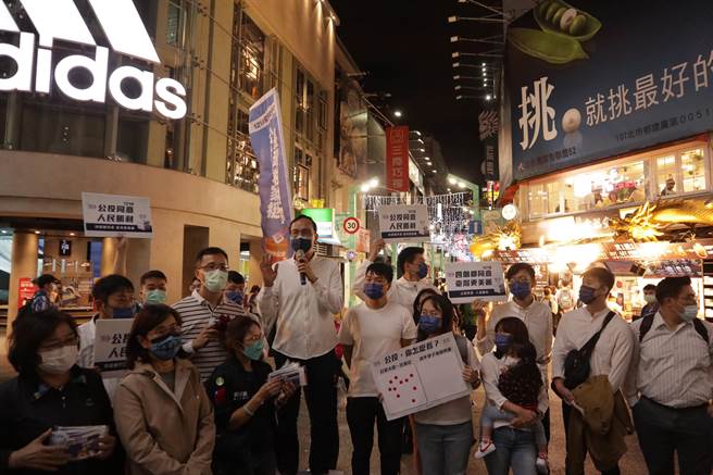 國民黨主席朱立倫晚間與20多位「青年民主戰隊」成員，赴西門町商圈公投街講。（國民黨提供）