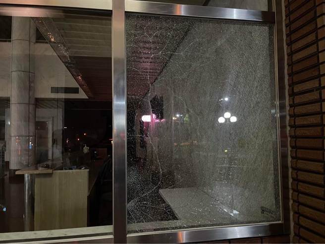 花蓮縣議會大門遭丟擲石塊，大片玻璃遭碎裂。（王志偉翻攝）