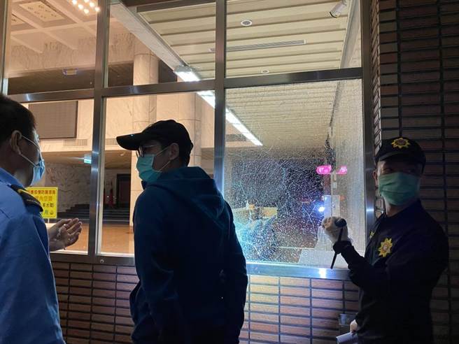 正值議會開議期間，時間敏感，警方火速趕往蒐證調查。（民眾提供／王志偉花蓮傳真）