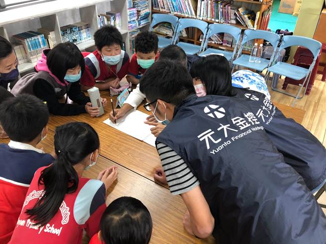 元大志工與學童進行團康遊戲搶答。（元大金控提供／張亦惠嘉縣傳真）