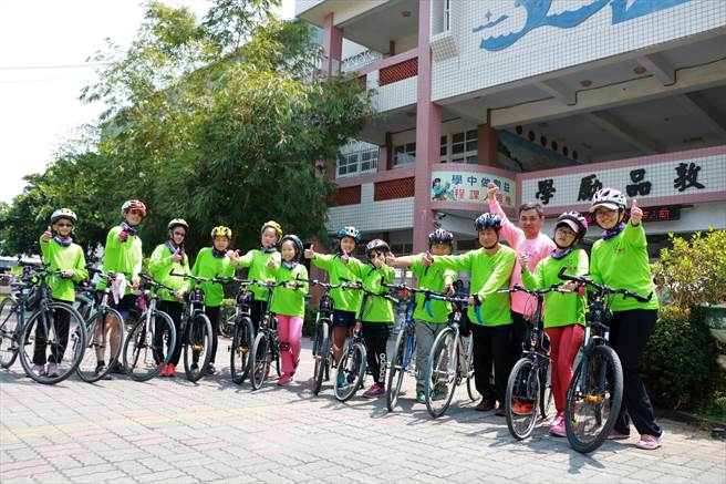 同安教学团队研发一套整合骑读、运思、爱艺等三轨课程，先带孩子车骑至恒春等乡镇，除以200公里的骑读跨越教学场域，也让孩子亲歷实境并探索、感受在地问题。（谢佳潾摄）