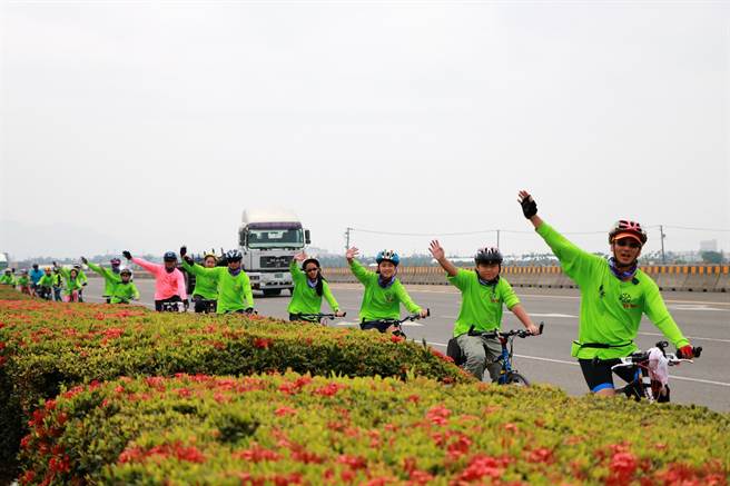 同安教学团队研发一套整合骑读、运思、爱艺等三轨课程，先带孩子车骑至恒春等乡镇，除以200公里的骑读跨越教学场域，也让孩子亲歷实境并探索、感受在地问题。（谢佳潾摄）