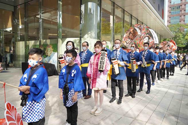 日本台湾交流协会经济部主任相马巳贵子、远百总经理徐雪芳，在远百信义A13为信义区首度带来日本睡魔祭最具象徵特色的「睡魔大游行」，原汁原味还原日本传统庆典意境。（远百提供）