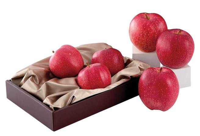 远百信义A13世界一苹果，香味浓郁且果实硕大，口感甜中带点微酸，每颗286元。（远百提供）