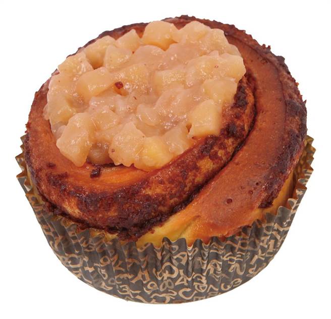 11月27日、28日于远百信义A13弘前展单笔消费满800元，送「吴宝春x弘前金澄苹果」独家特制红酒苹果肉桂卷，每日限量50份。（远百提供）