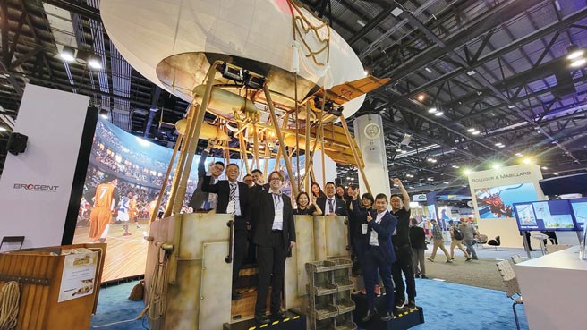 智崴董事长欧阳志宏（左二）率团参加2021国际主题公园暨游乐设备展。图／智崴提供